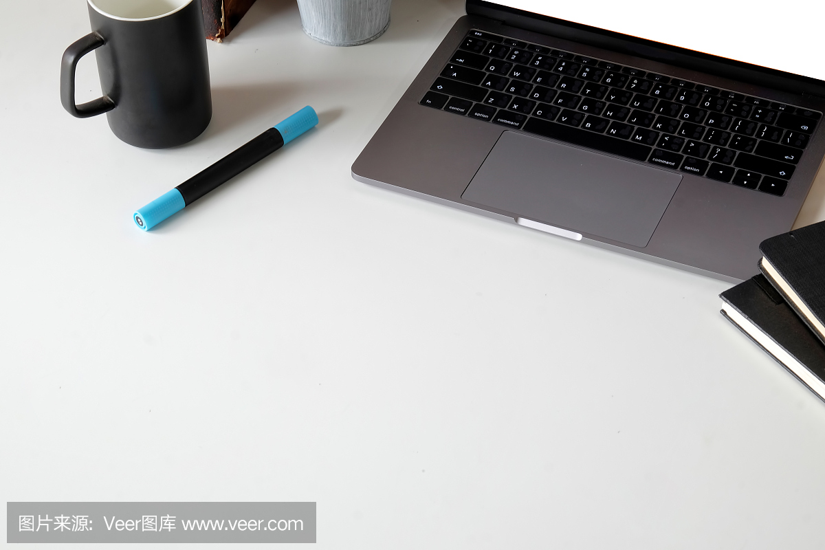 頂視圖辦公桌,筆記本電腦和辦公用品。工作空間和復制空間